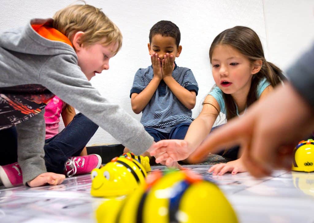 Alumnos de preescolar jugando durante una clase de robótica